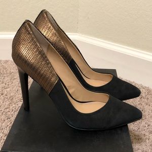 Joe’s Jamie black/gold pumps